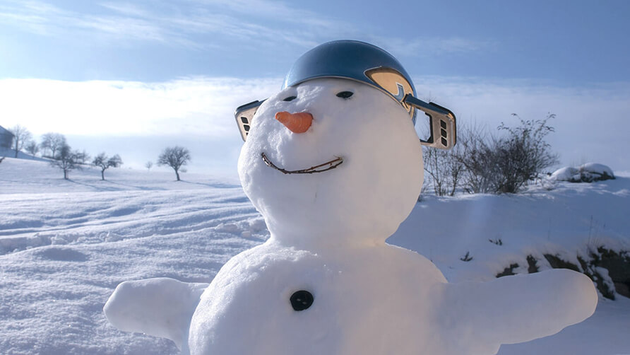 Versierde sneeuwpop in een sneeuwlandschap